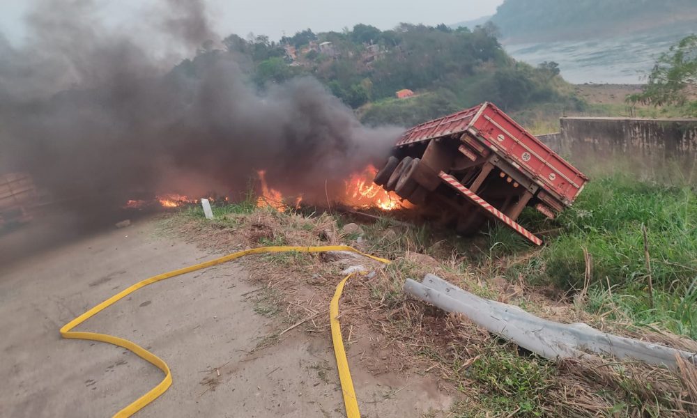 Camión cae a barranca y se incendia en zona de Aduana