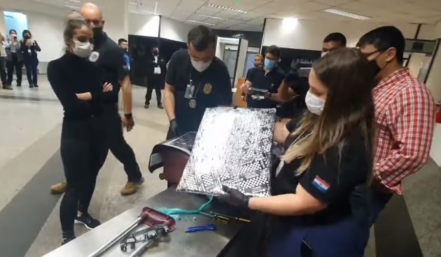 Perro detecta droga en maleta de mujer que pretendía viajar a España