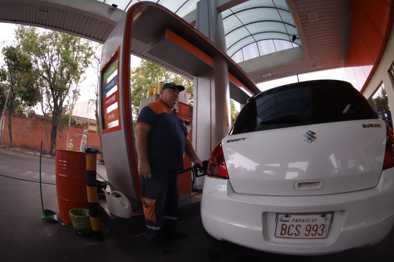 Emblemas privados bajan precios de sus combustibles